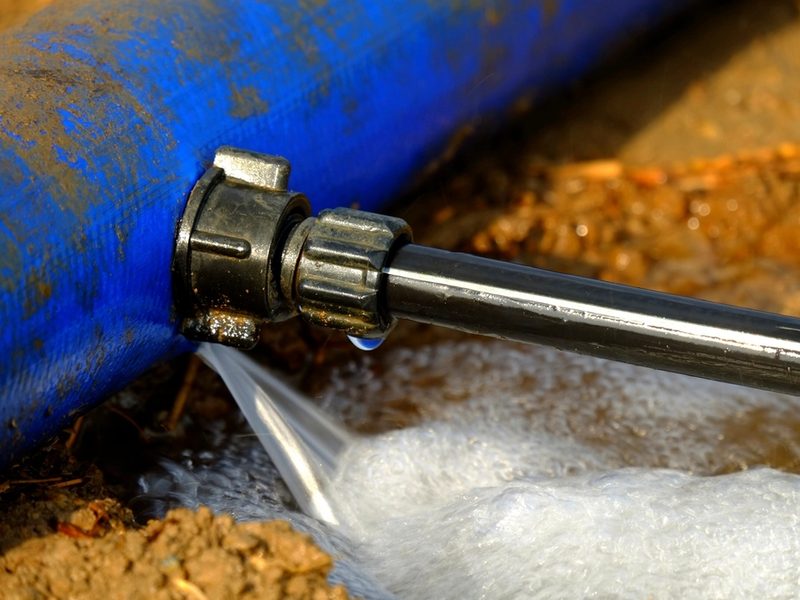 Fuga de agua a presion en una tuberia