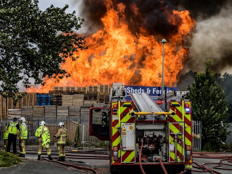 Bomberos trabajando en un incendio de una casa