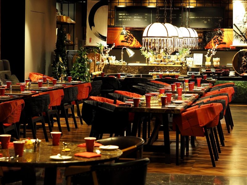 Interior de un restaurante listo para un evento